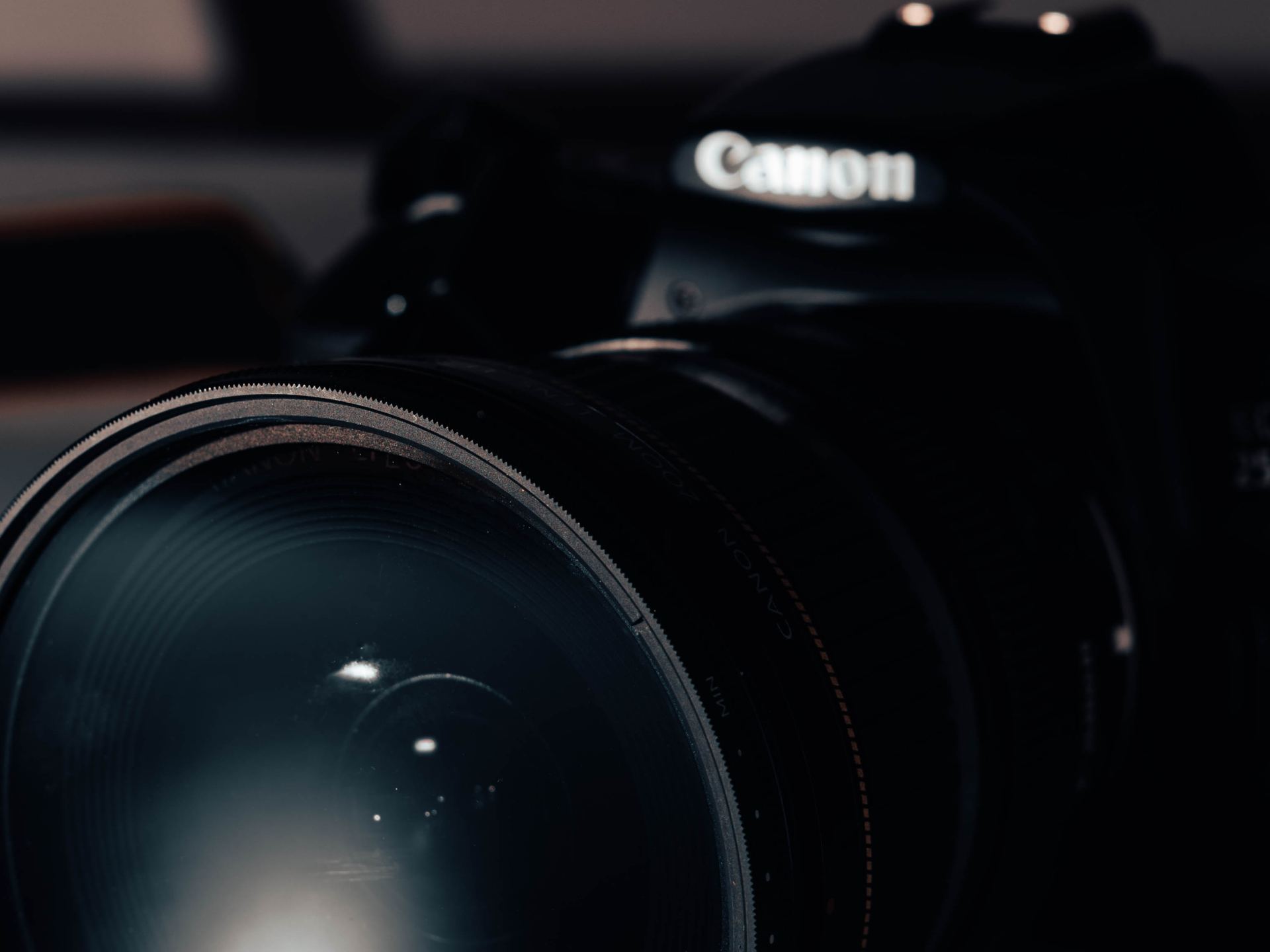 Detalle de cámara en penumbra