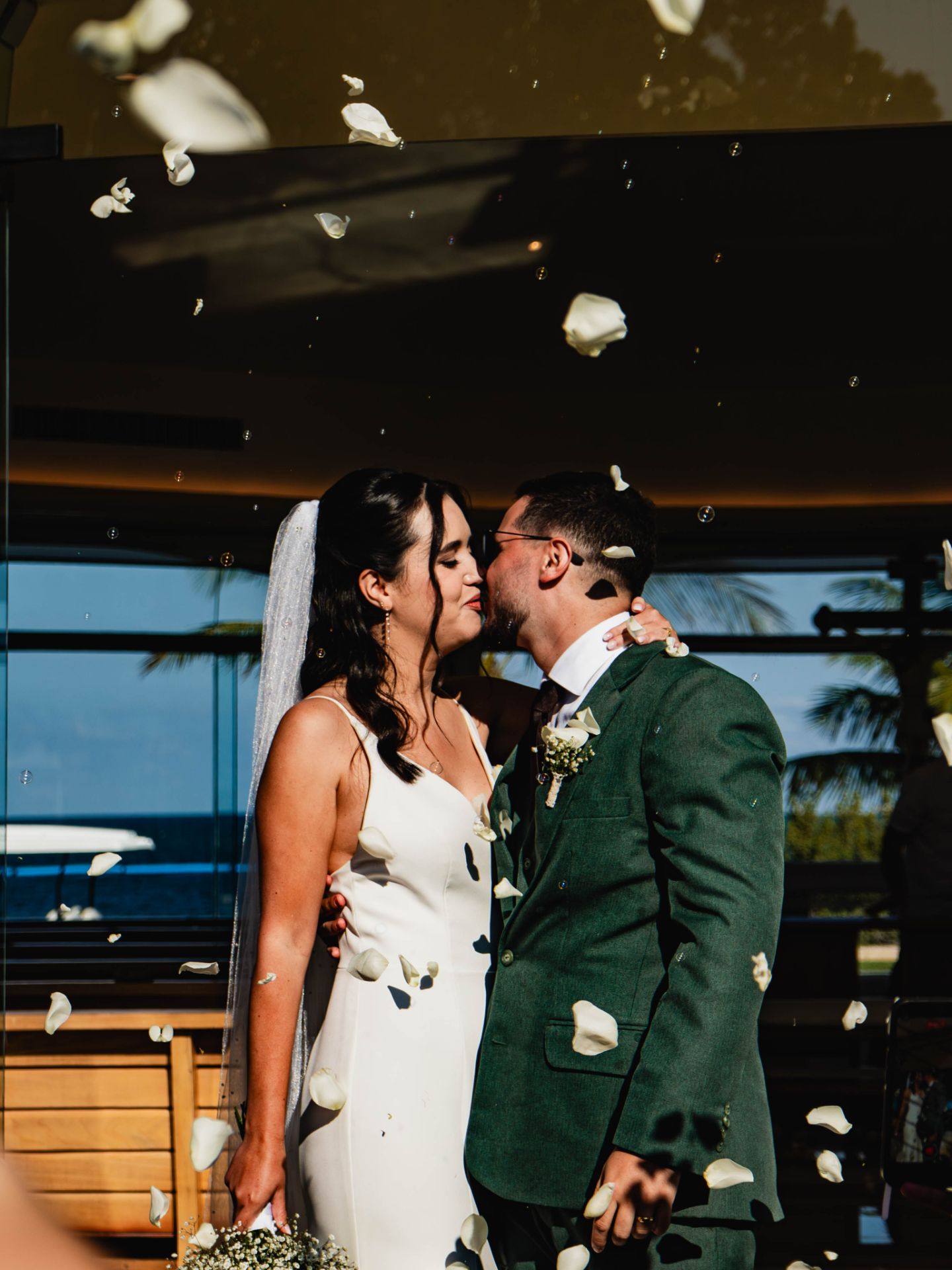 Fotógrafo de bodas en Bogotá — beso de los novios